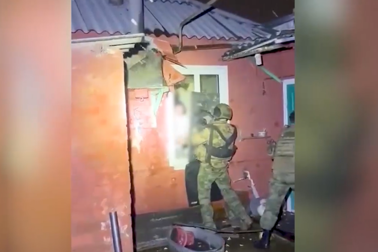 При силовой поддержке спецназа Росгвардии на Кубани задержали подозреваемого в избиении пенсионерки (видео)
