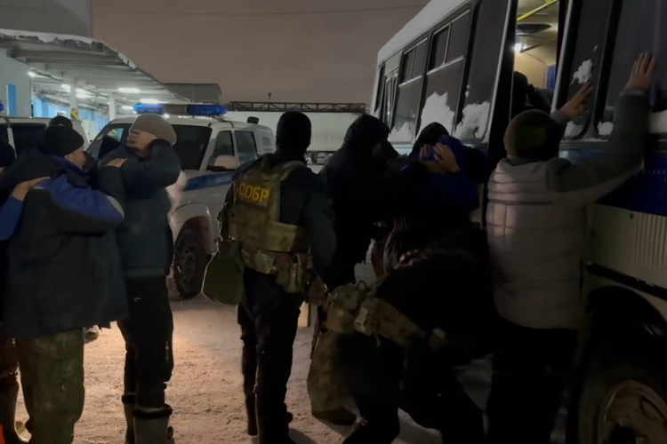 В Екатеринбурге при силовой поддержке Росгвардии пресечены нарушения миграционного законодательства (видео)