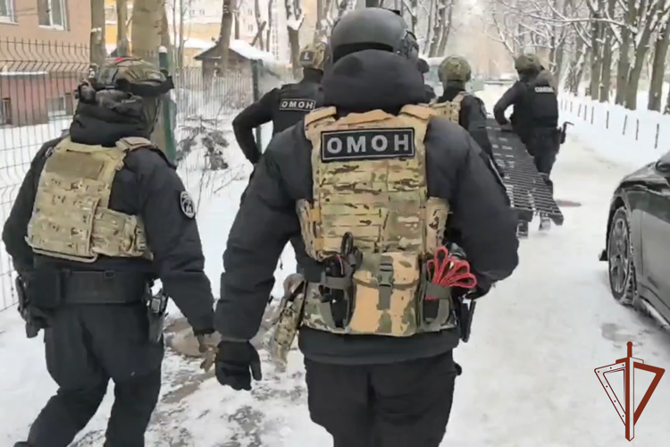 При силовой поддержке ОМОН Росгвардии задержан подозреваемый в незаконном обороте наркотиков в Калининграде (видео)
