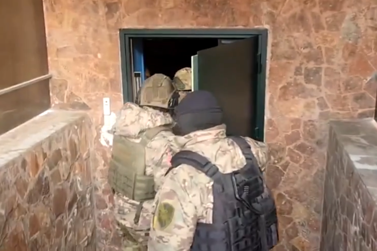 При силовой поддержке спецназа Росгвардии задержаны подозреваемые в незаконной организации и проведении азартных игр в Липецке (видео)