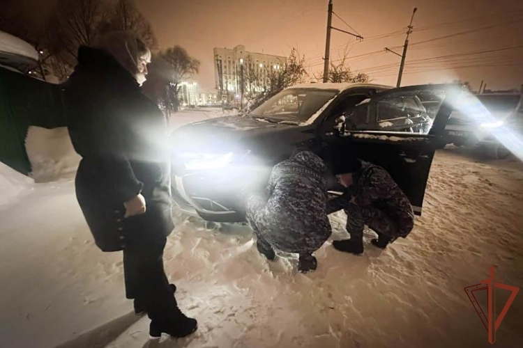 В Пензе росгвардейцы оказали помощь водителю, попавшему в трудную дорожную ситуацию