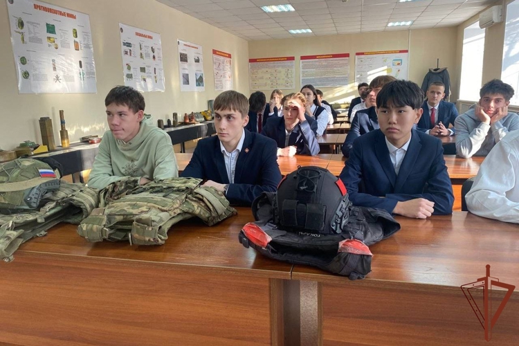 Школьники Иркутска познакомились со службой в ОМОН «Удар» Росгвардии 