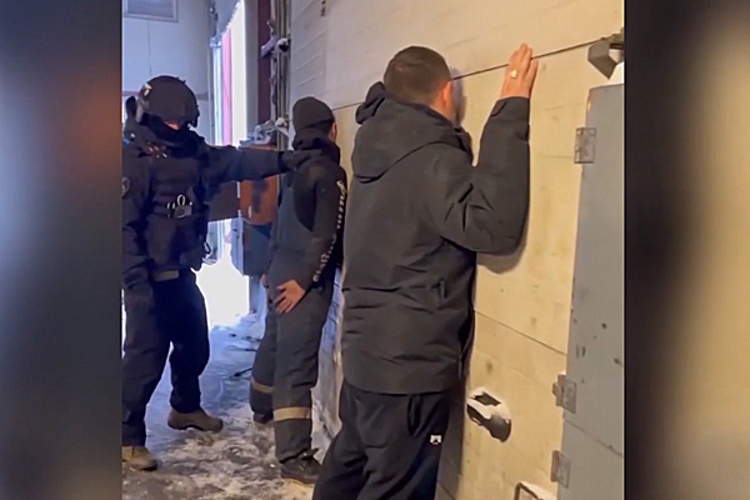 При силовой поддержке спецназа Росгвардии задержаны подозреваемые в организации незаконной миграции (видео)