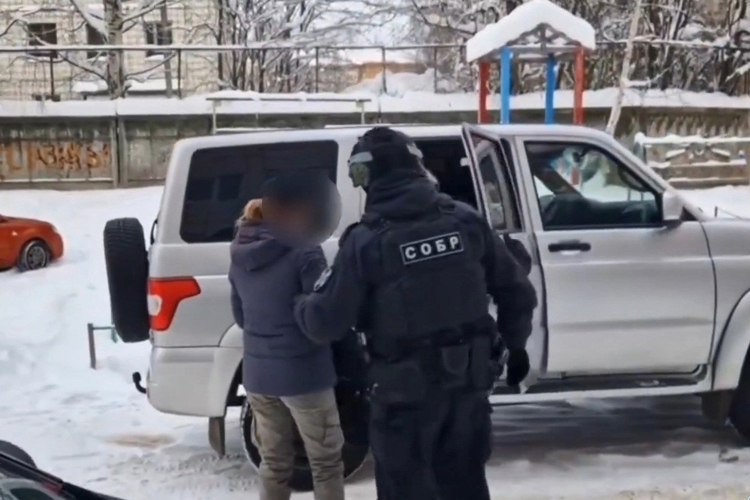 В Республике Коми при силовой поддержке СОБР Росгвардии задержана подозреваемая в финансировании терроризма (видео)