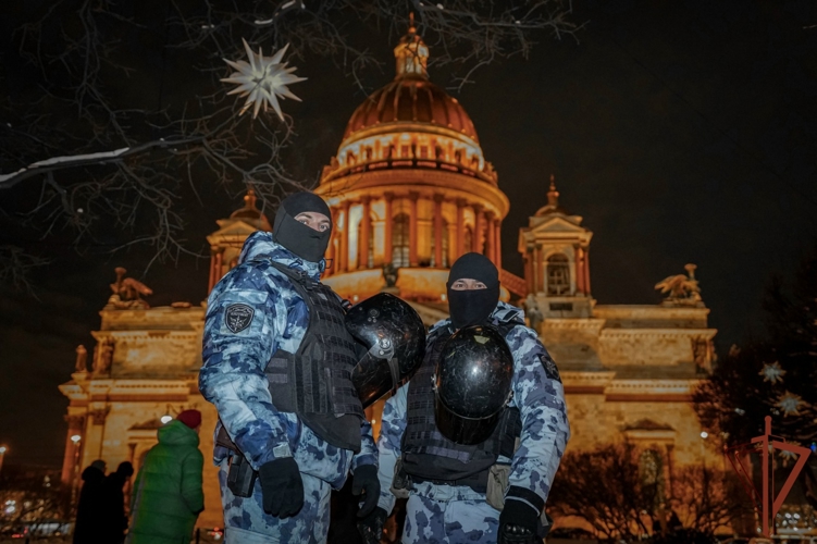 Военнослужащие и сотрудники Северо-Западного округа Росгвардии обеспечили безопасность в ходе празднования Рождества Христова