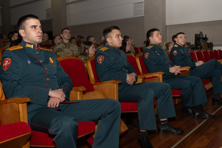 Командующий Уральским округом Росгвардии поздравил личный состав отдельного батальона охраны и обеспечения с 27-летием