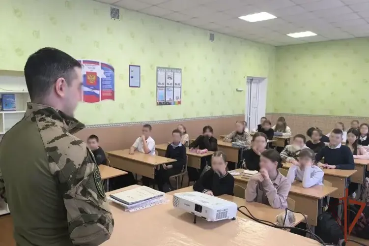 Росгвардейцы проводят «Уроки мужества» для школьников Луганской Народной Республики