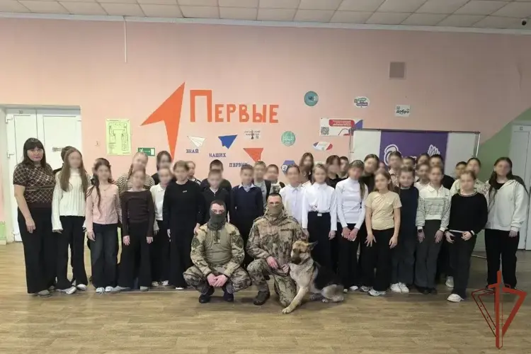 Росгвардейцы проводят «Уроки мужества» для школьников Луганской Народной Республики