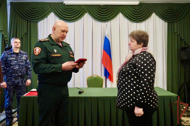 В Ленинградской области родителям погибшего на СВО росгвардейца было передано удостоверение к ордену Мужества 
