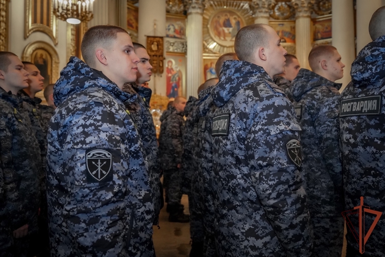 В Санкт-Петербурге росгвардейцы приняли участие в Божественной литургии