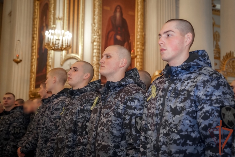 В Санкт-Петербурге росгвардейцы приняли участие в Божественной литургии