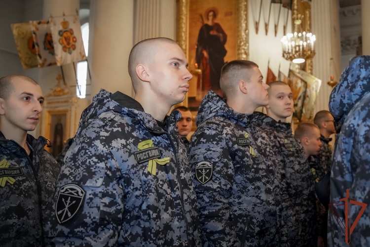 В Санкт-Петербурге росгвардейцы приняли участие в Божественной литургии