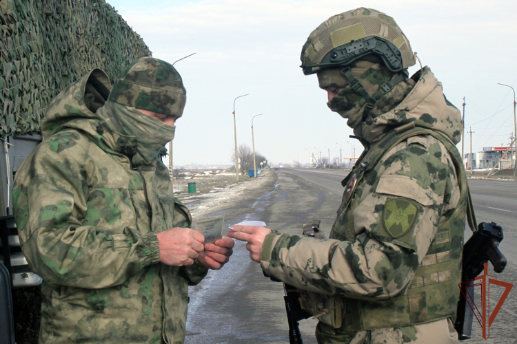 Военные инспекторы Росгвардии обеспечивают безопасность дорожного движения в зоне СВО (видео)
