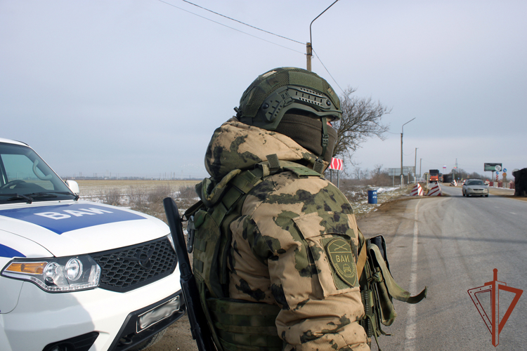 Военные инспекторы Росгвардии обеспечивают безопасность дорожного движения в зоне СВО (видео)