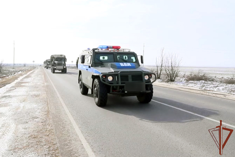 Военные инспекторы Росгвардии обеспечивают безопасность дорожного движения в зоне СВО (видео)