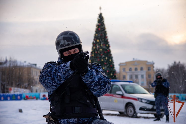 В Екатеринбурге сотрудники Росгвардии задержали троих молодых людей, пугавших прохожих предметами, похожими на оружие
