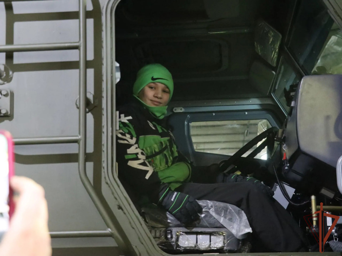 Московские школьники посетили ОМОН «Авангард» Росгвардии (видео)