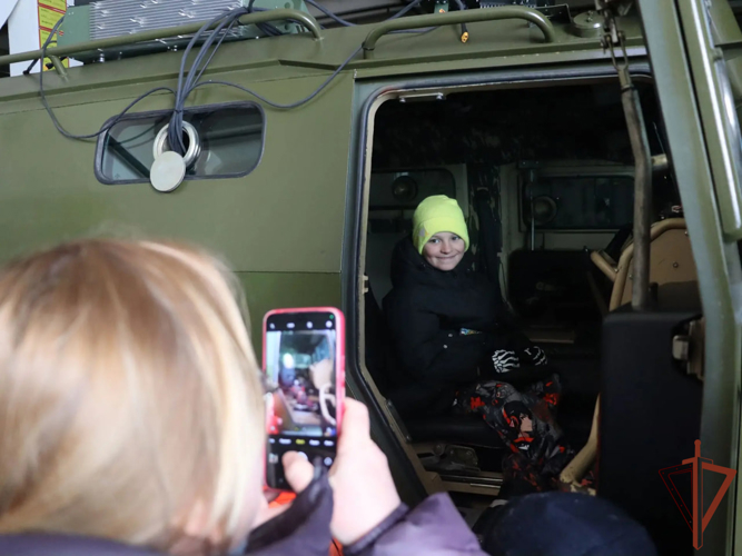 Московские школьники посетили ОМОН «Авангард» Росгвардии (видео)