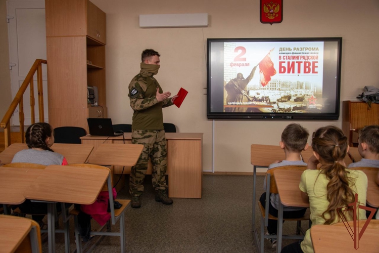 Росгвардейцы в ЛНР провели уроки мужества, посвященные годовщине окончания Сталинградской битвы 