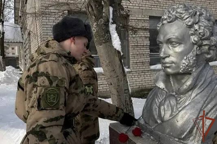 Военнослужащие Центра подготовки личного состава Росгвардии возложили цветы к памятнику А.С. Пушкину (видео)