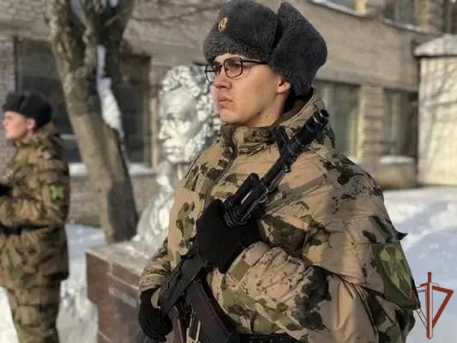 Военнослужащие Центра подготовки личного состава Росгвардии возложили цветы к памятнику А.С. Пушкину (видео)