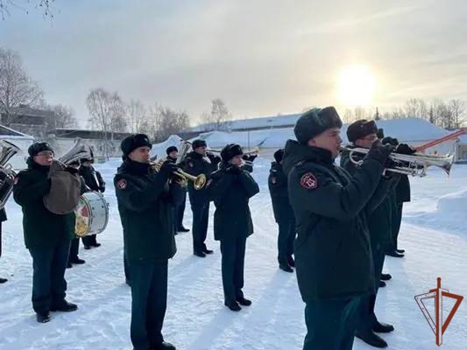 Военнослужащие Центра подготовки личного состава Росгвардии возложили цветы к памятнику А.С. Пушкину (видео)