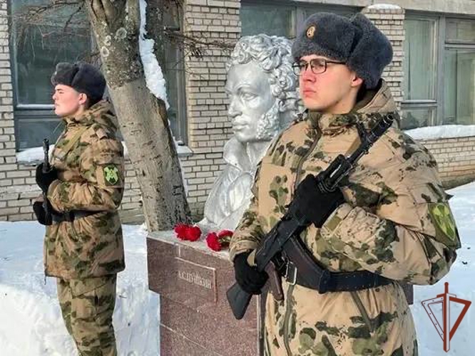 Военнослужащие Центра подготовки личного состава Росгвардии возложили цветы к памятнику А.С. Пушкину (видео)