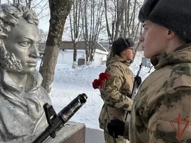 Военнослужащие Центра подготовки личного состава Росгвардии возложили цветы к памятнику А.С. Пушкину (видео)