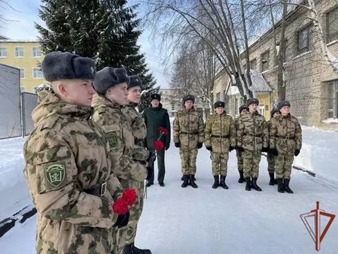 Военнослужащие Центра подготовки личного состава Росгвардии возложили цветы к памятнику А.С. Пушкину (видео)