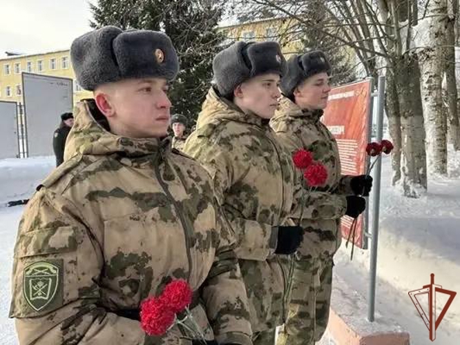 Военнослужащие Центра подготовки личного состава Росгвардии возложили цветы к памятнику А.С. Пушкину (видео)