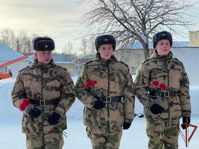 Военнослужащие Центра подготовки личного состава Росгвардии возложили цветы к памятнику А.С. Пушкину (видео)