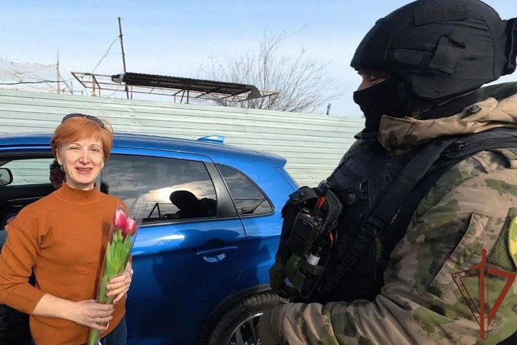 Росгвардейцы поздравили женщин в новых российских регионах