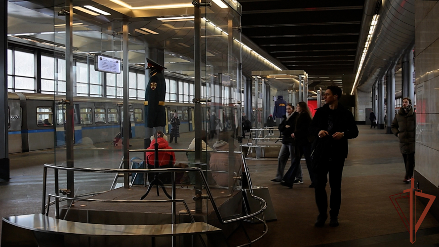 На станции «Воробьёвы горы» Московского метрополитена открылась выставка Росгвардии (видео)