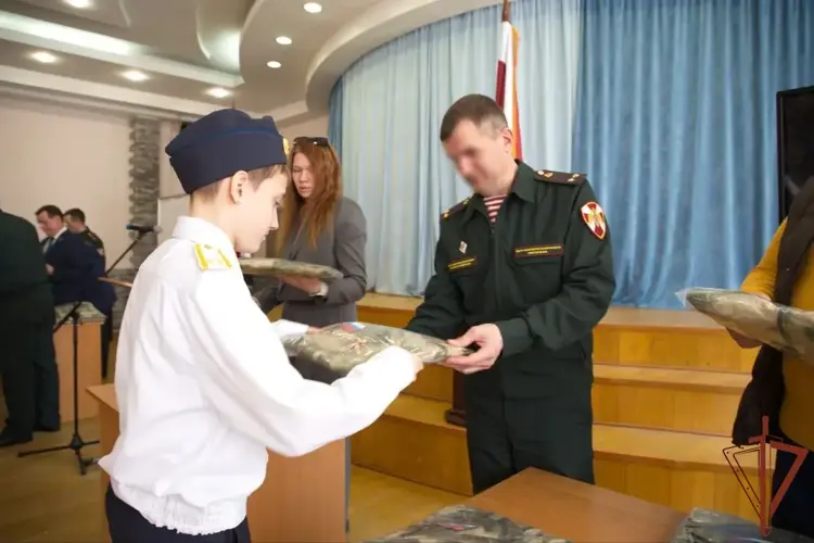 Юным кадетам из подшефного класса Росгвардии вручили военную форму одежды