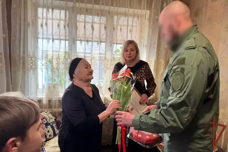 В Луганской Народной Республике росгвардейцы поздравили со 100-летним юбилеем труженицу тыла