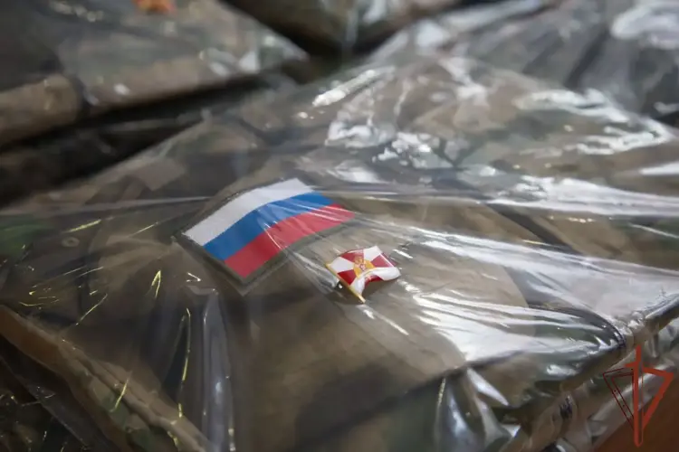 Юным кадетам из подшефного класса Росгвардии вручили военную форму одежды