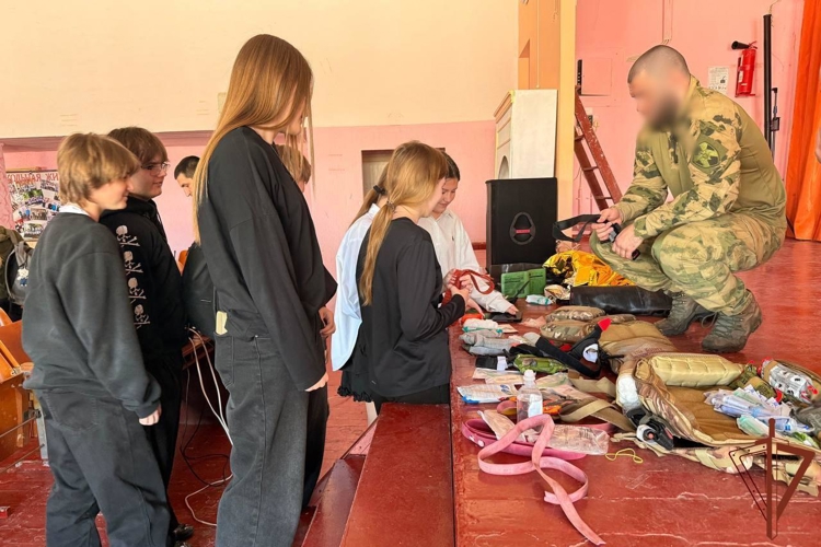 Росгвардейцы провели для старшеклассников ЛНР практическое занятие по оказанию первой помощи