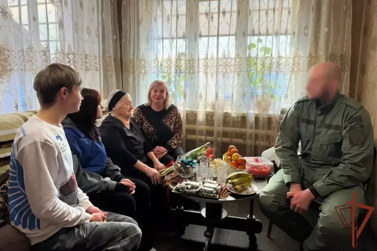 В Луганской Народной Республике росгвардейцы поздравили со 100-летним юбилеем труженицу тыла