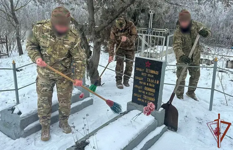В Херсонской области росгвардейцы привели в порядок памятник и места захоронений воинам Великой Отечественной войны