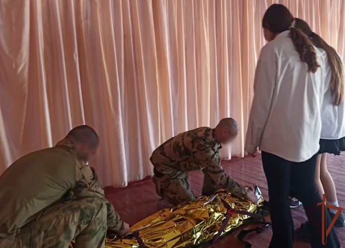 Росгвардейцы провели для старшеклассников ЛНР практическое занятие по оказанию первой помощи