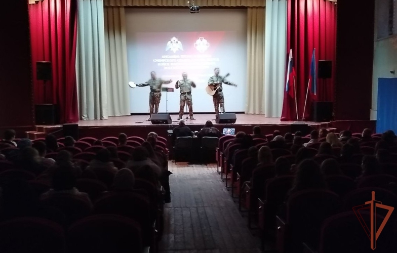Концертная бригада Сибирского округа Росгвардии выступила в ЛНР
