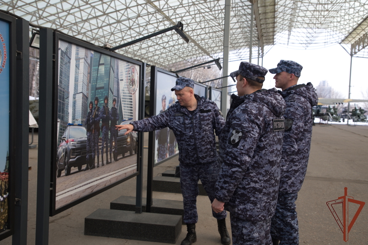 Фотовыставка к юбилею Росгвардии на Поклонной горе приняла первых посетителей