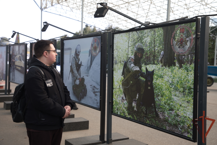 Фотовыставка к юбилею Росгвардии на Поклонной горе приняла первых посетителей