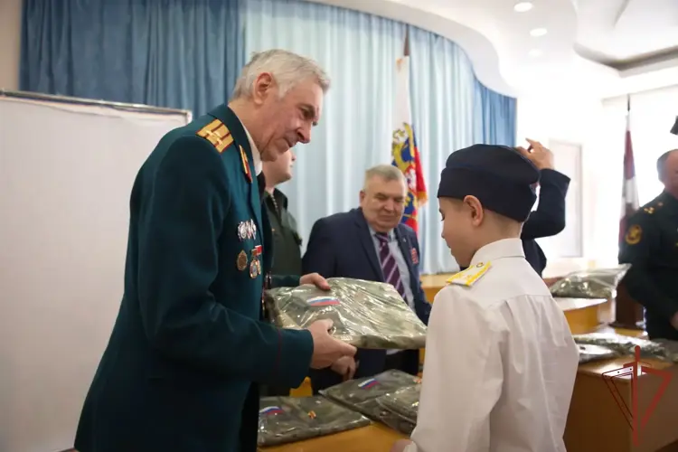 Юным кадетам из подшефного класса Росгвардии вручили военную форму одежды