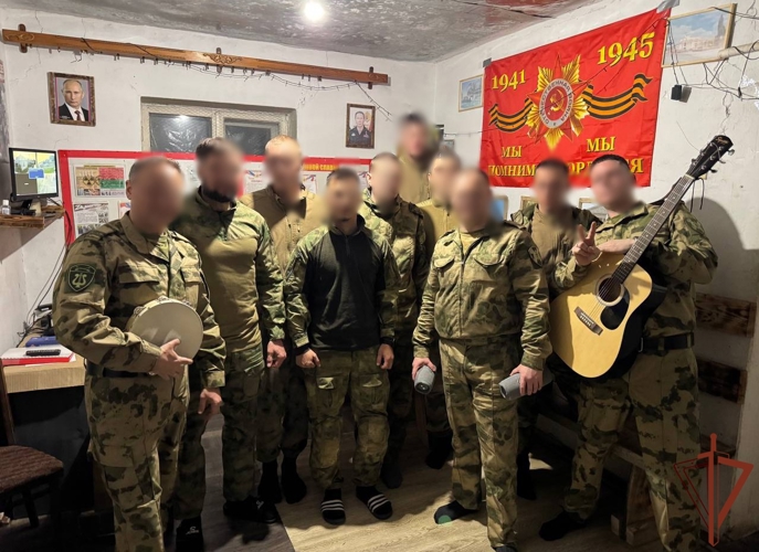 Концертная бригада Сибирского округа Росгвардии выступила в ЛНР
