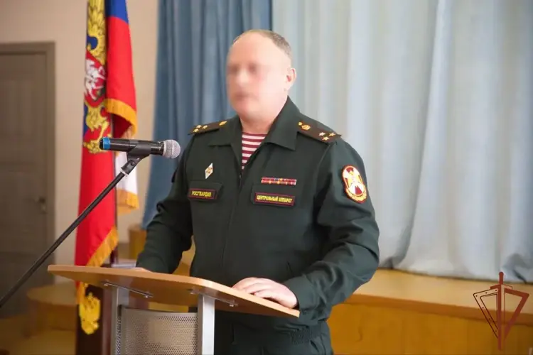 Юным кадетам из подшефного класса Росгвардии вручили военную форму одежды