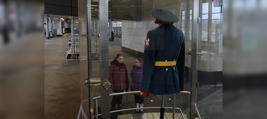 На станции «Воробьёвы горы» Московского метрополитена открылась выставка Росгвардии (видео)