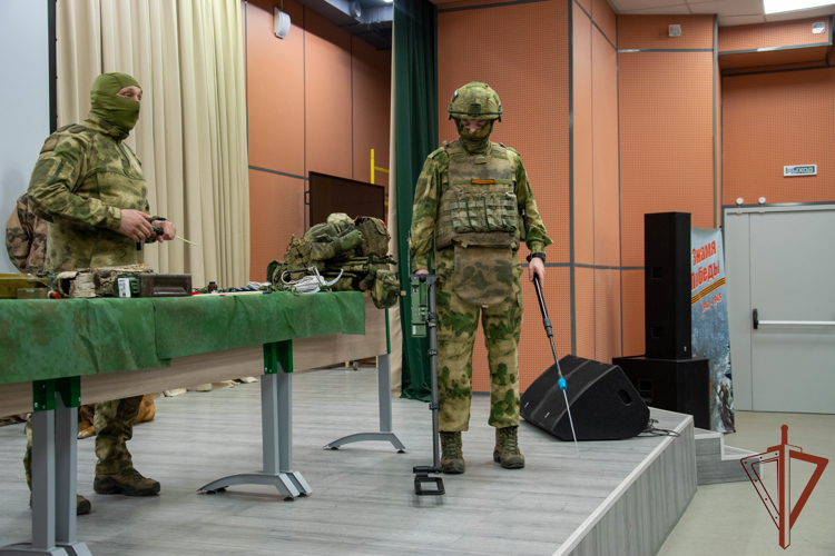 В Луганской Народной Республике росгвардейцы проводят серию патриотических мероприятий в честь юбилея ведомства