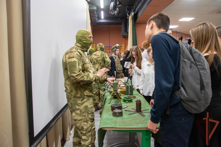 В Луганской Народной Республике росгвардейцы проводят серию патриотических мероприятий в честь юбилея ведомства