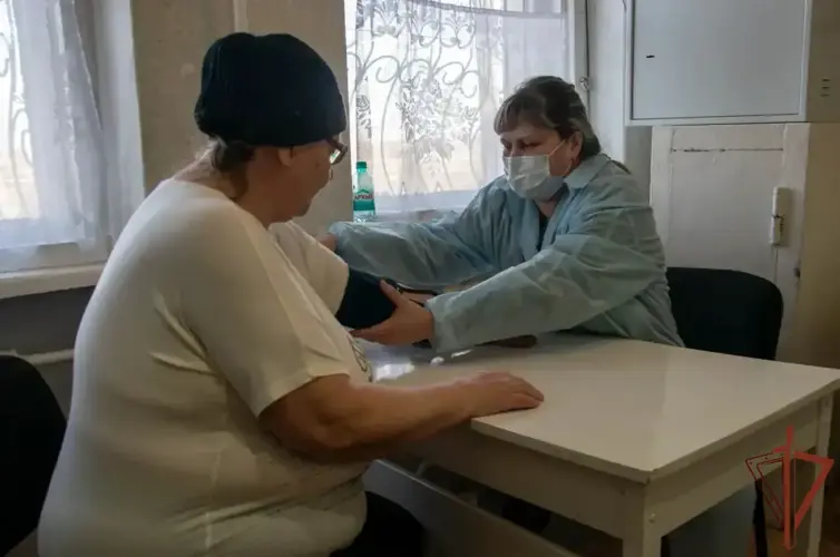 Фельдшер Росгвардии оказывает медицинскую помощь местным жителям в ЛНР